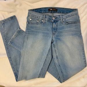 Levi’s size 5 (W27 L32) style is 524 skinny EUC!